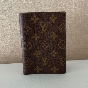 LV mens wallet, good condition, smoke free home.